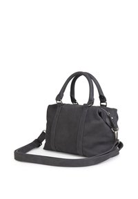 Sac à main en suède gris avec deux poignées courtes et une bandoulière amovible. Éléments en métal argenté et accents de couture. Texture lisse.
