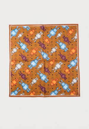 Sciarpa marrone con un motivo ripetuto di robot da cartone animato colorati in blu, arancione, bianco e viola, con un bordo e una texture liscia.