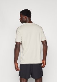 Champion CREWNECK SMALL LOGO - T-shirts print - beige