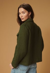 Next BOUCLE - REGULAR FIT - Vasaras jaka - khaki green
