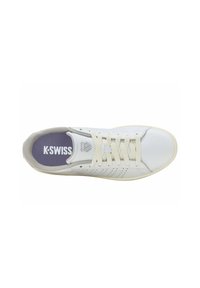 Weiße K-Swiss-Sneaker mit beigen Schnürsenkeln, perforierten seitlichen Streifen und grauem gepolstertem Kragen, von oben auf einem weißen Hintergrund betrachtet.