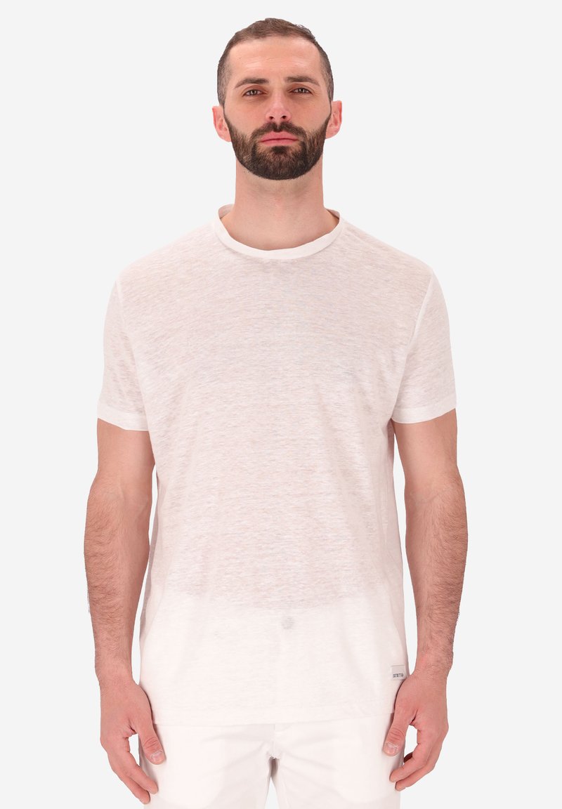 T-shirt bianco a maniche corte realizzato in tessuto leggero, con scollo rotondo e texture leggermente trasparente, dal design morbido.