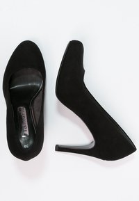 Černé semišové lodičky na vysokém podpatku s kulatou špičkou a průhledným podpatkem. Hladký povrch, minimalistický design, žádné viditelné vzory nebo kovové prvky.