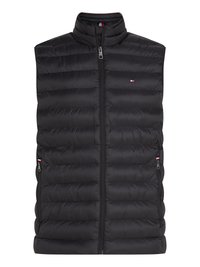Colete puffer preto com colarinho alto, design acolchoado vertical, fecho frontal e bolsos laterais com detalhes em vermelho, branco e azul.