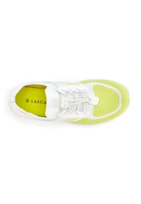 Witte sportieve schoen met een mesh-design, voorzien van heldere gele accenten en een elastisch vetersysteem. Gevoerde binnenzool met zichtbaar logo.