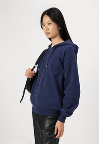 Gina Tricot ZIP HOODIE - Kapucnis pulóver - peacoat