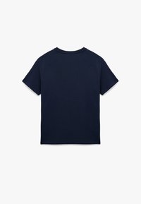 Camiseta de algodón azul marino con cuello redondo, mangas cortas y una textura suave. Tiene un diseño sencillo sin patrones ni acentos adicionales.