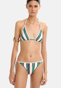 Zestaw bikini z trójkątnym stanikiem i niskim dołem. Wzór w paski w kolorach zielonym, białym i burgundowym. Materiał wydaje się elastyczny i gładki.