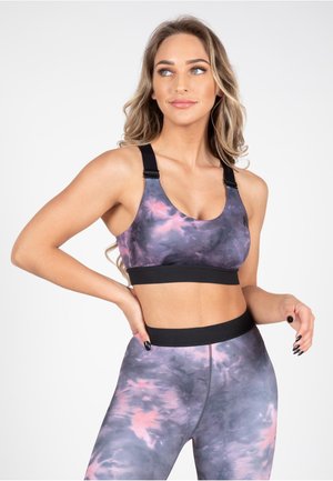 Sport-bh en leggings in een roze en grijs tie-dye patroon, met verstelbare zwarte banden en een effen zwarte band in de taille.