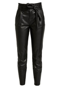 Schwarze Leder-Hose mit hoher Taille, Bindegürtel, schmal zulaufenden Beinen und glatter Textur, die vorne Falten für zusätzliche Dimension aufweist.