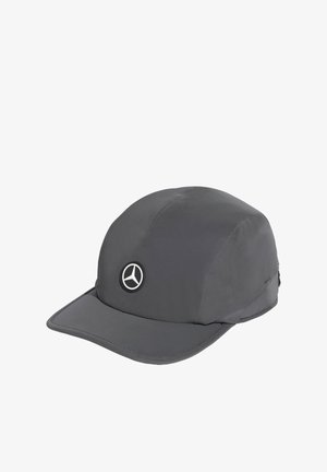 Harmaa lippalakki, kevyt kangas, pyöreä kruunu ja kaareva lippa. Edessä näkyy pyöreä Mercedes-Benz -logo.