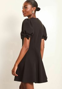 Lipsy BOW DETAIL PUFF SLEEVE  REGULAR FIT
 - Denní šaty - black