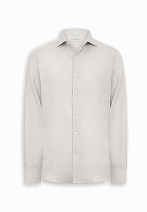 Jasnobeżowa, długorękawowa koszula na guziki z klasycznym kołnierzykiem, widocznymi guzikami z przodu oraz subtelną fakturą tkaniny.