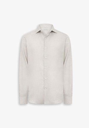 Camisa de manga larga color beige claro con botones al frente, cuello clásico y tela texturizada sutil.