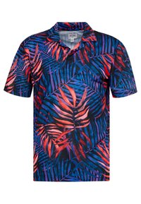 Polo de manga corta con un vibrante estampado de hojas tropicales en azul, rojo y púrpura sobre un fondo oscuro; diseño de cuello estándar.