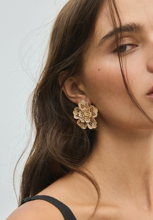 Stradivarius, LACE-EFFECT FLOWER EARRINGS - Boucles d'oreilles - gold-coloured