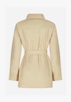 Giacca beige con cintura, colletto, maniche lunghe e vita stretta. Tessuto liscio e finitura d'orlo dritta.