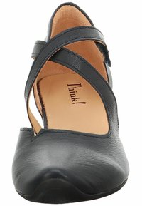 Scarpa di pelle nera con cinghie incrociate e lati aperti, punta arrotondata e soletta beige contrassegnata con la scritta "Think!" in testo nero.