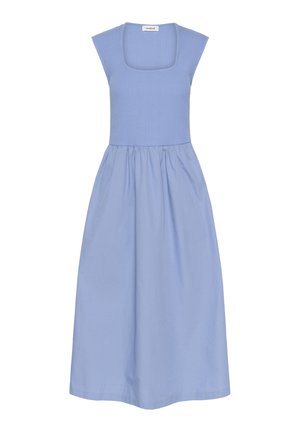 Ljusblå klänning med en figursydd, ribbad överdel med fyrkantig halsringning och korta ärmar, flödande ner i en lös, skräddarsydd kjol.