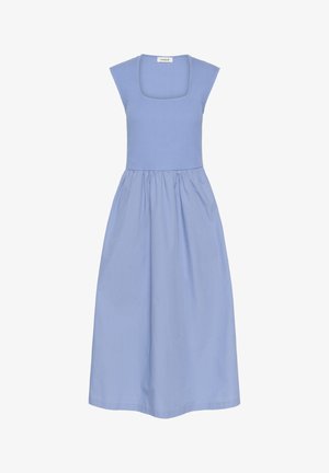 Vaalea sininen mekko, jossa on tiukka ribbimäinen yläosa, neliömäinen pääntie ja lyhyet hihat, virtaa sisään löysään, rypytettyyn hameeseen.