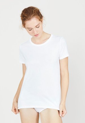 Witte katoenen t-shirt met een ronde hals, korte mouwen en een relaxte pasvorm. De stof lijkt zacht en lichtgewicht, ideaal voor casual kleding.