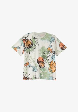 T-shirt blanc à manches courtes avec des imprimés abstraits de fruits tropicaux et de palmiers en orange, vert, bleu et noir style coups de pinceau.