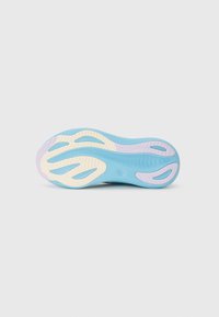 Lys blå sneakersåle med et bølgete design, med hvite og lavendel aksenter. Teksturert mønster for grep. Glatt og fleksibelt materiale.