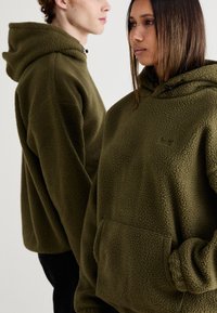 Levi's® COZY UP HOODIE UNISEX - Majica s kapuljačom - olive night