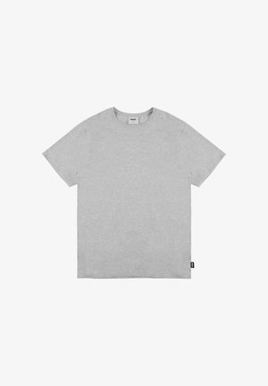 Szary t-shirt z okrągłym dekoltem wykonany z bawełny, z krótkimi rękawami, prostym wykończeniem u dołu oraz małą metką marki na dolnej stronie.