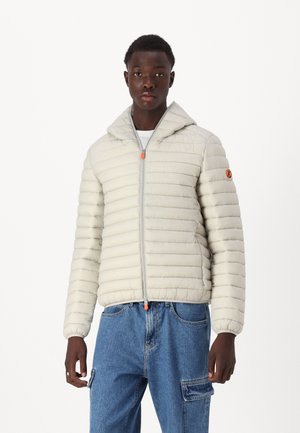 Chaqueta de plumas gris claro con textura acolchada horizontal, capucha adjunta, cremallera frontal completa y detalle del tirador de cremallera en naranja.