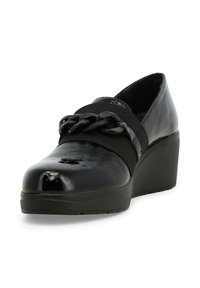 Scarpa a zeppa in pelle verniciata nera con fascia elasticizzata e dettaglio a catena nera spessa sulla parte superiore, punta tonda e suola testurizzata.