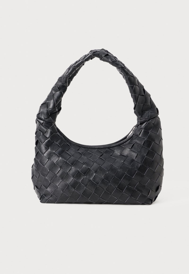 Musta nahkainen kudottu olkalaukku, jossa on pyöreä kahva ja kuun muotoinen runko tasaisella taustalla.