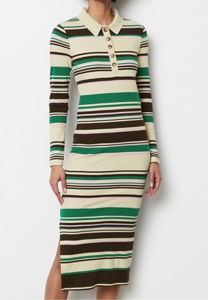 Sukienka z prążkowanego dzianego materiału z długim rękawem, z zielonymi, kremowymi, brązowymi i różowymi poziomymi paskami, guzikami z przodu, kołnierzem i bocznym rozcięciem.