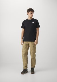 The North Face M SS BOX NSE TEE - Tricou cu imprimeu - black/navy