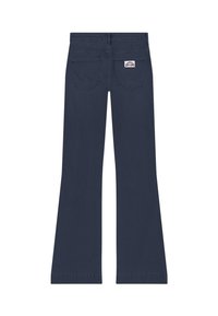 Jean évasé bleu marine avec poches arrière, passants de ceinture et un petit écusson logo sur la poche droite.