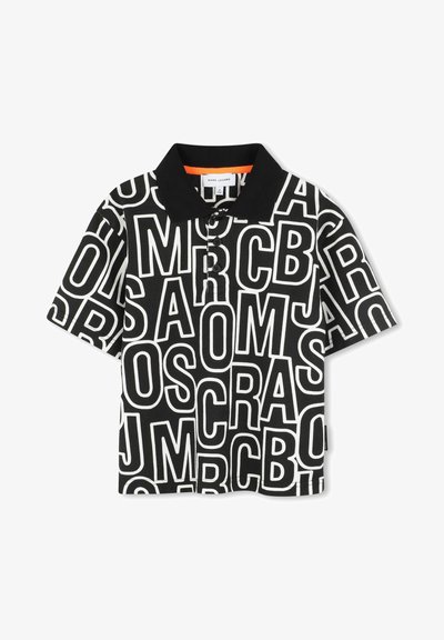 Μαύρο πόλο μπλουζάκι με μεγάλες εκτυπώσεις λευκών γραμμάτων σε διάφορα στυλ. Κοντά μανίκια, μαύρο γιακά, τρεις κουμπιές και πορτοκαλί λεπτομέρεια.