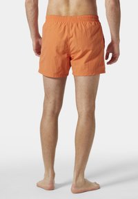 Oranžové plavkové šortky vyrobené z lehké tkaniny, s elastickým pasem a volným střihem, hladkou strukturou a minimalistickým designem.