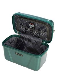 Custodia da viaggio verde con una superficie texturizzata e chiusura con zip. L'interno presenta una fodera nera con motivo a logo e un compartimento con zip.
