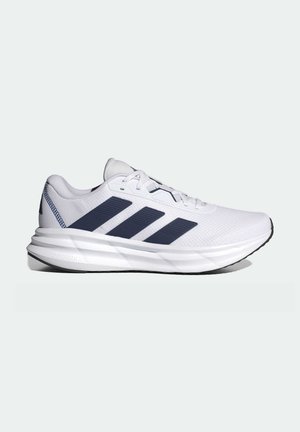 Chaussure de course blanche avec des bandes noires, semelle amortissante et empeigne en mesh, vue de profil sur un fond uni.