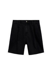 Shorts de mezclilla negra con un ajuste relajado, que presentan un cierre de botón en la parte delantera, dos bolsillos laterales y costuras sutiles. Textura suave, corte a la altura de la rodilla.