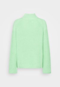 Mintgrüner Pullover mit hohem Kragen, gerippten Akzenten an Schultern und Bündchen sowie einem strukturierten Strickdesign. Lange Ärmel, lässige Passform.