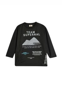 Sort langærmet t-shirt med grafisk tekst og bjergdesign i grå og blå. Afslappet pasform med buet kant og ribbet halsudskæring.