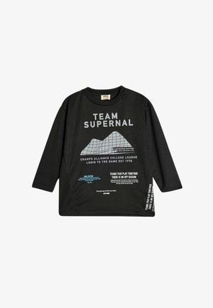 Sort langærmet t-shirt med grafisk tekst og bjergdesign i grå og blå. Afslappet pasform med buet kant og ribbet halsudskæring.