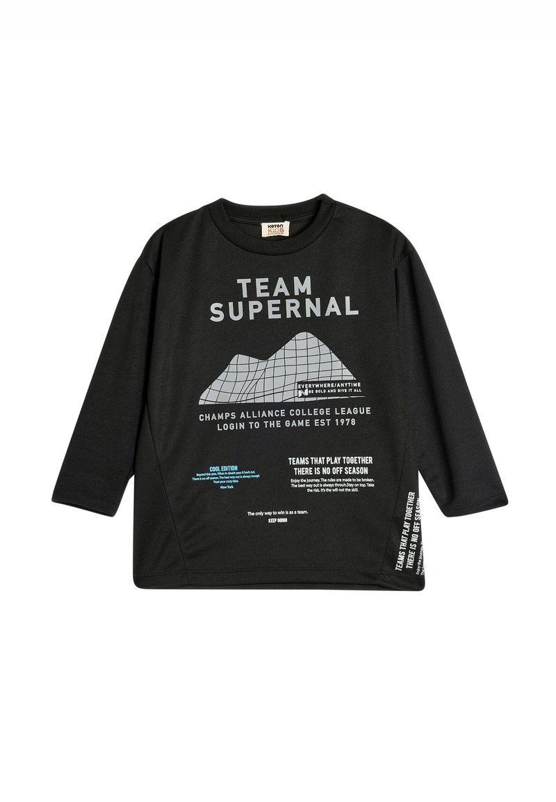Sort langærmet t-shirt med grafisk tekst og bjergdesign i grå og blå. Afslappet pasform med buet kant og ribbet halsudskæring.