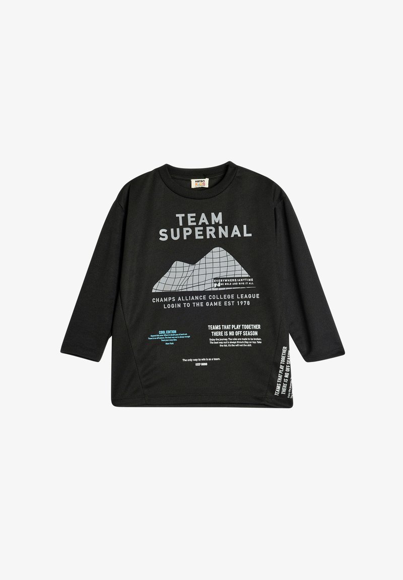 Sort langærmet t-shirt med grafisk tekst og bjergdesign i grå og blå. Afslappet pasform med buet kant og ribbet halsudskæring.