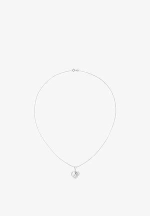 Hõbesõrmus õhukese kettaga ja südamekujulise ripatsiga, millel on graveeritud diagonaaljooned ning poleeritud viimistlus.