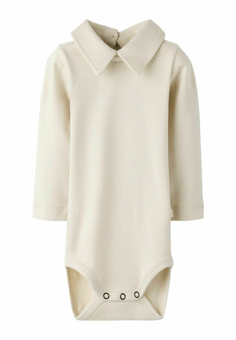 Bodysuit de manga larga color beige con cuello plano, fabricado en suave algodón. Presenta tres cierres a presión en la parte inferior.