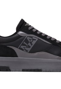 Sneaker nero e grigio con una tomaia in pelle e camoscio, lacci rotondi, suola testurizzata e un logo prominente sul lato.