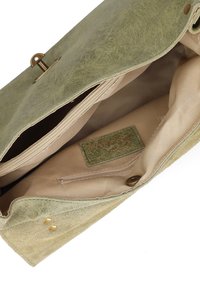 Borsa a mano verde in pelle con una texture morbida, hardware dorato, una tasca con zip all'interno e un rivestimento in tessuto beige.