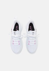 Hvide sportsko med pink detaljer, der har en struktureret mesh-overdel, runde snørebånd, logo-detalje og polstrede såler.